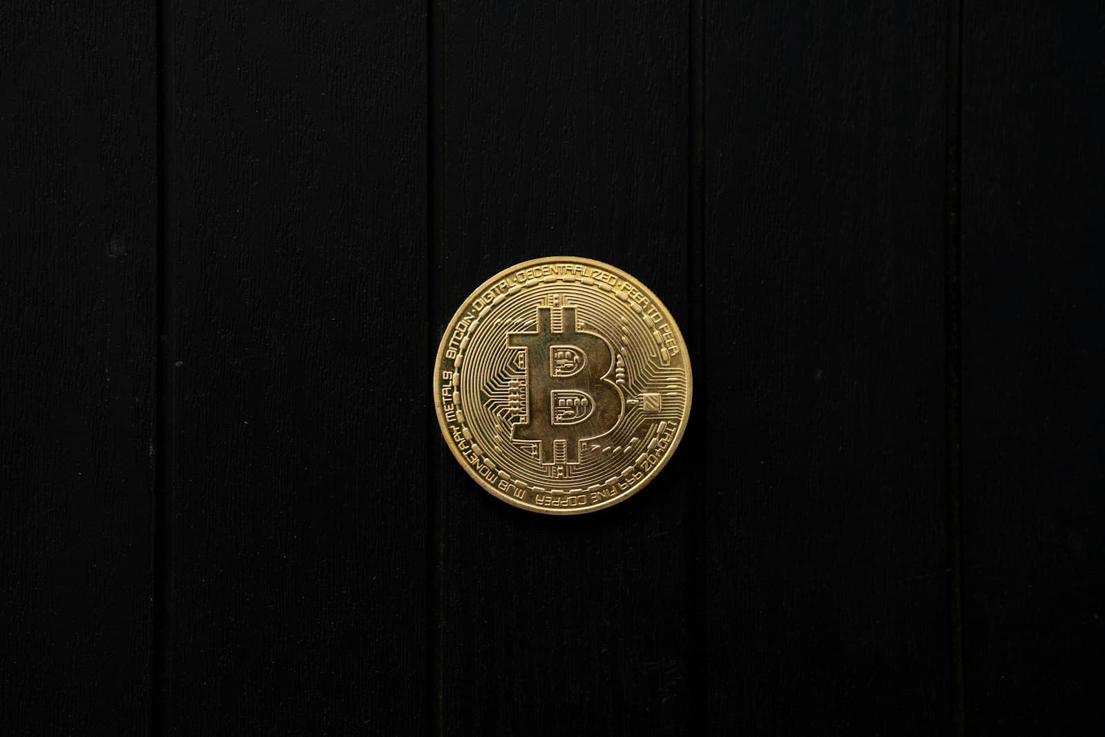 Goldene Bitcoin-Münze auf dunklem Hintergrund, symbolisiert Krypto-Geschäftsbanking