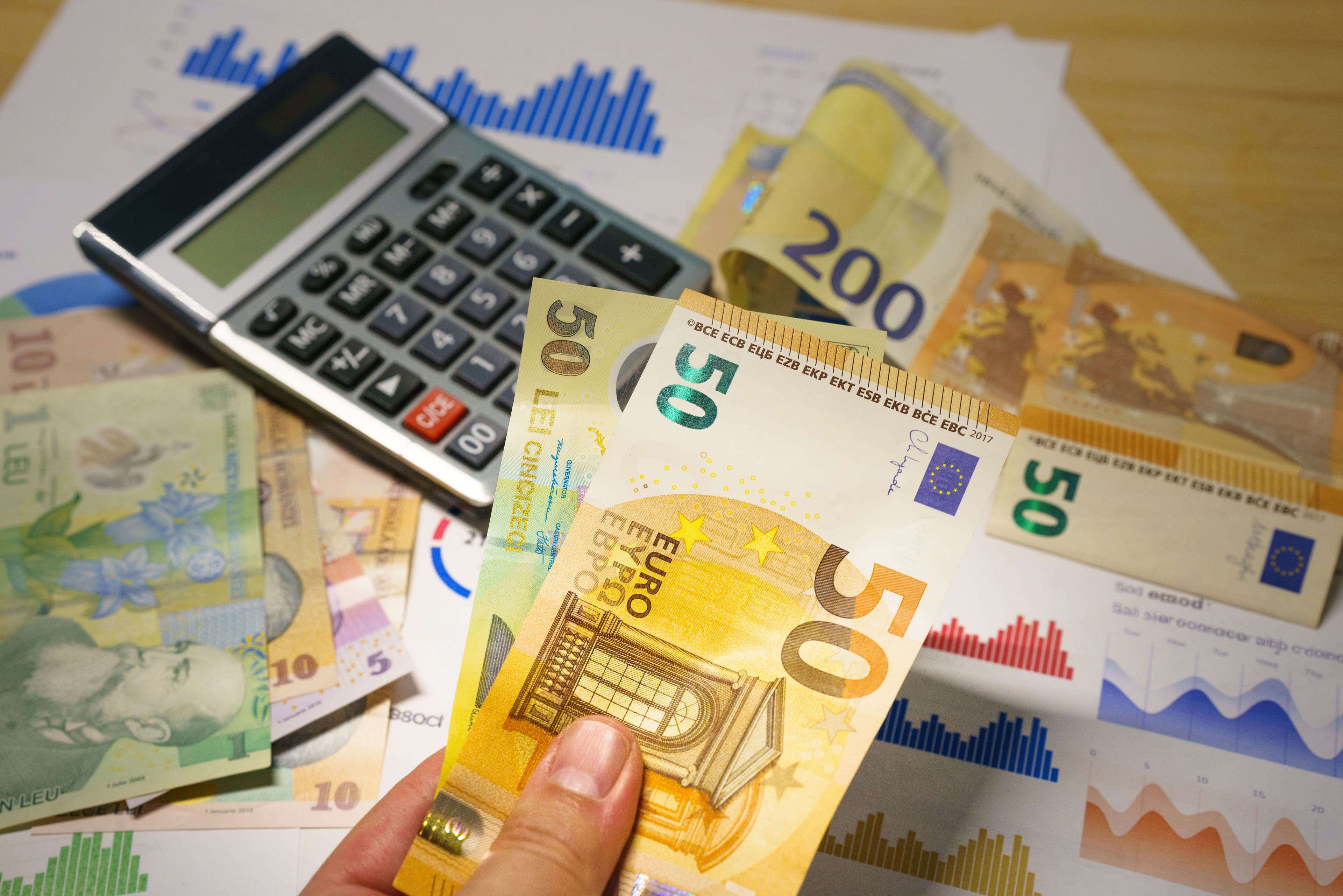 Billetes de euro y una calculadora sobre un escritorio