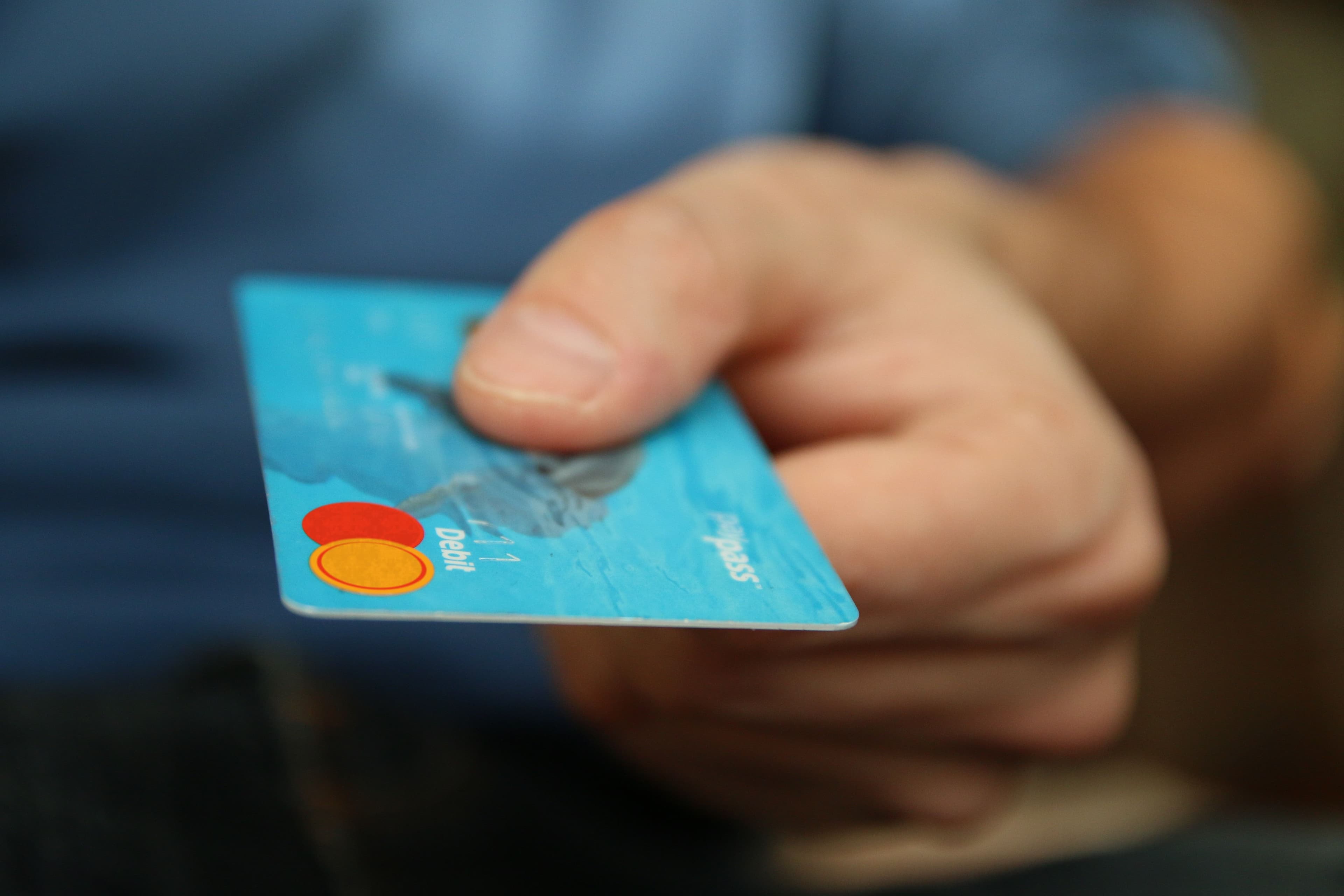 Primer plano de una tarjeta de crédito de empresa sobre billetes, que representa el precio de los perfiles de tarjeta