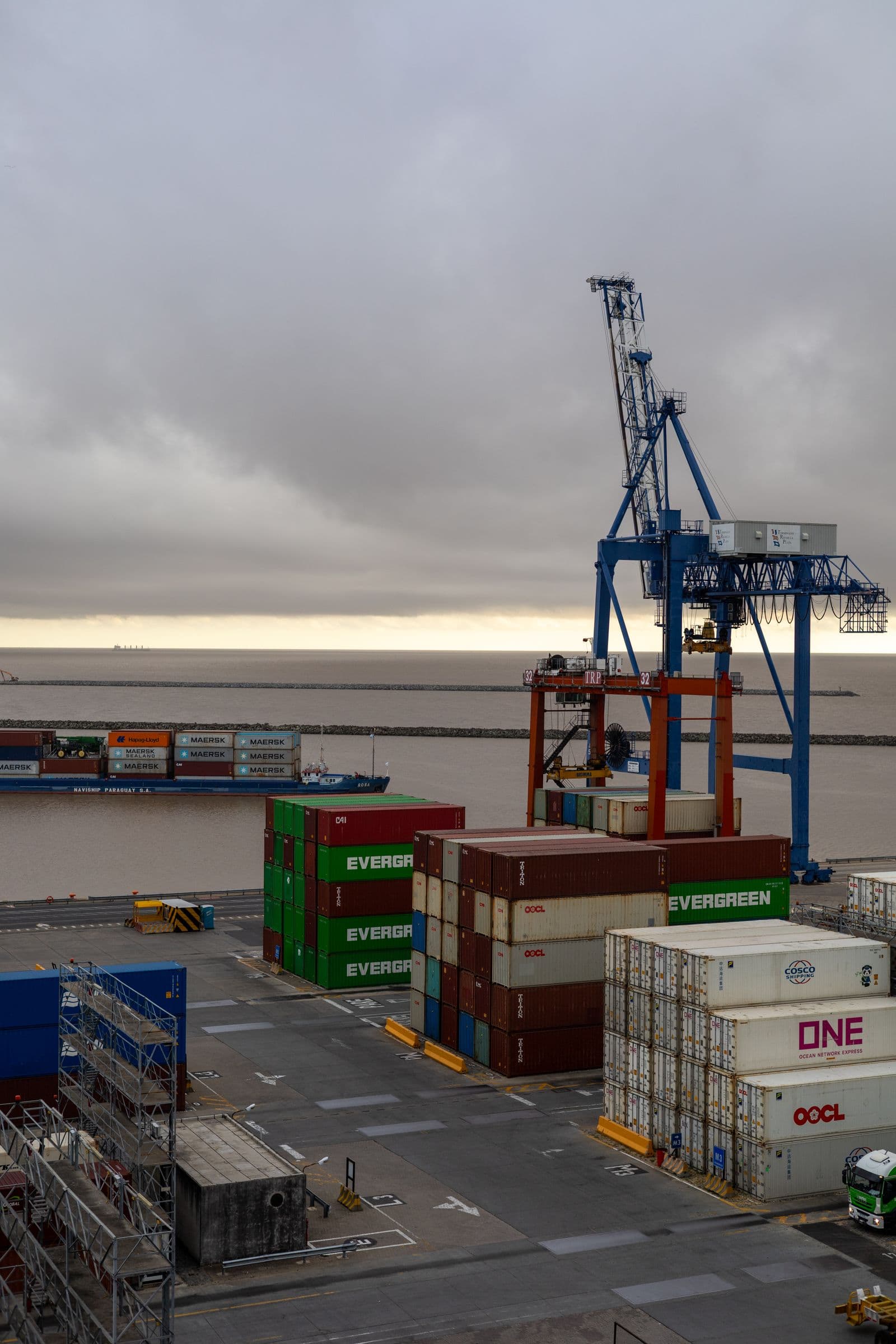 SEPA vs. SWIFT Zahlungswege — Frachtcontainer im Hafen