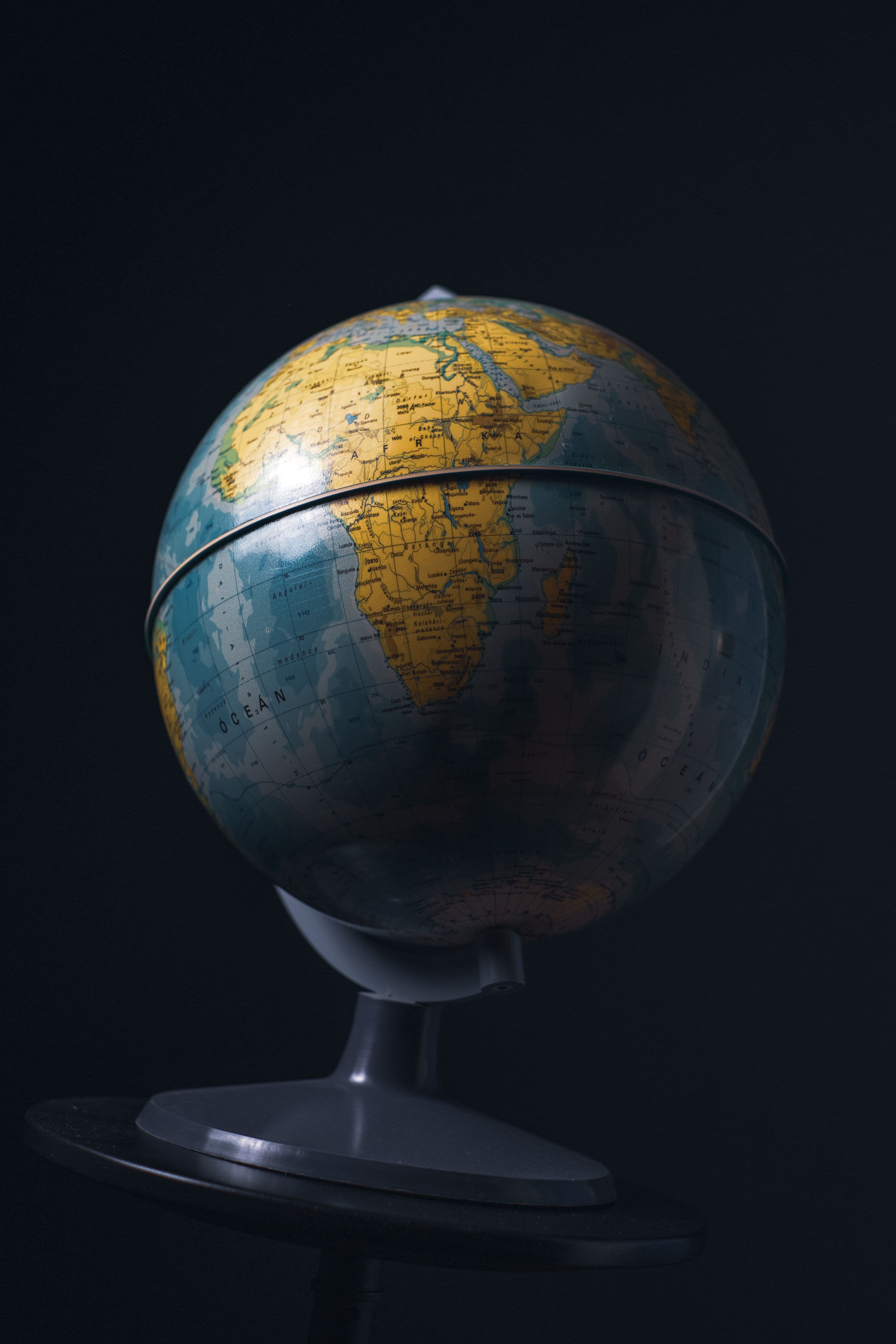 Globo terrestre su un supporto con sfondo nero, a rappresentare i trasferimenti di denaro internazionali